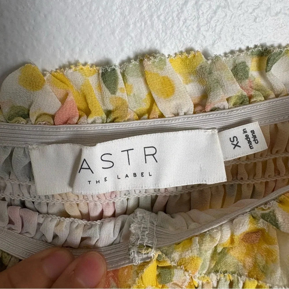 ASTR the Label Floral Smocked‎ Puff Sleeve Blouse Yellow Size XS